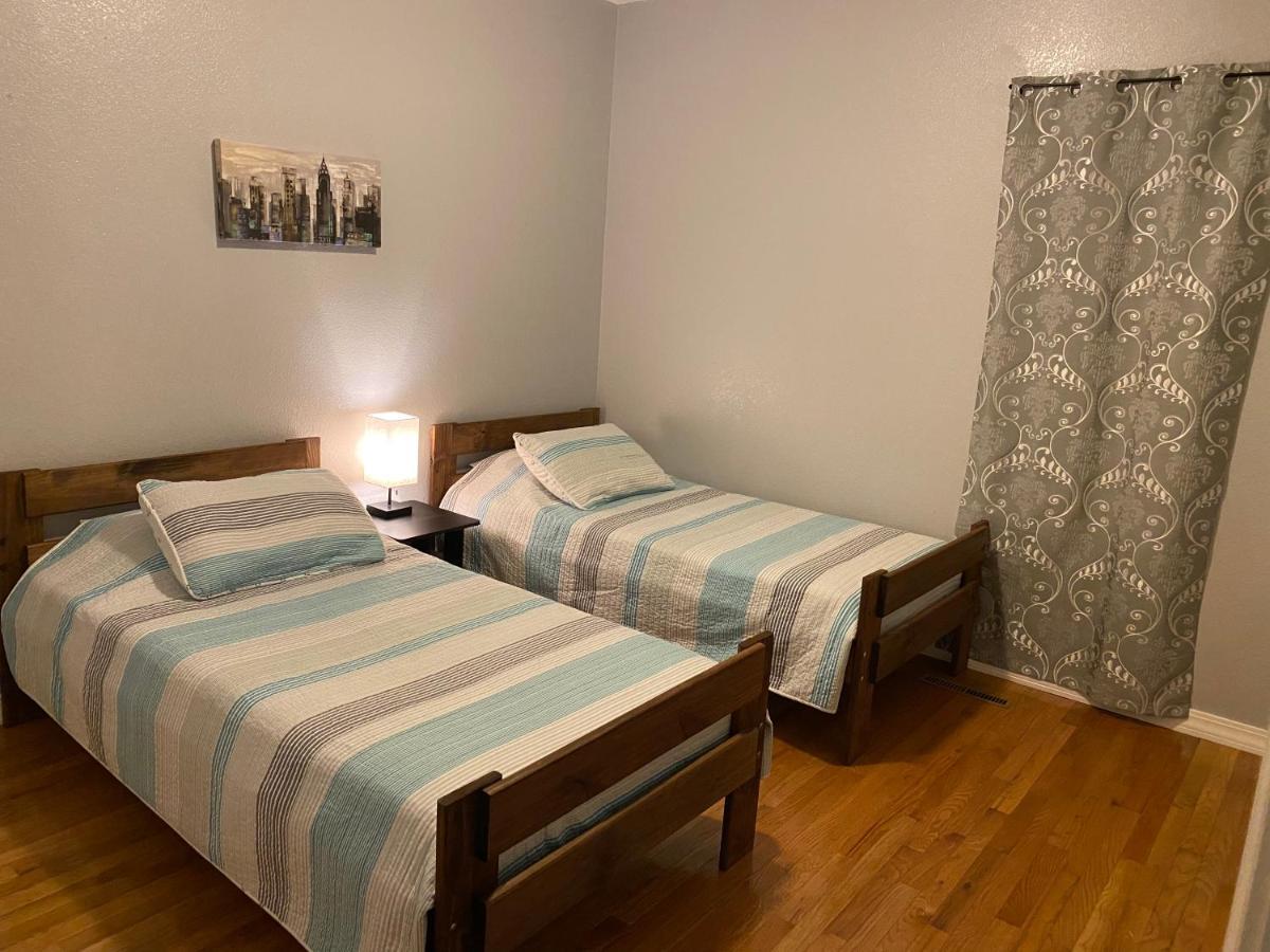 Villa Cozy House With Large Free Parking On Premises Springfield Exterior foto